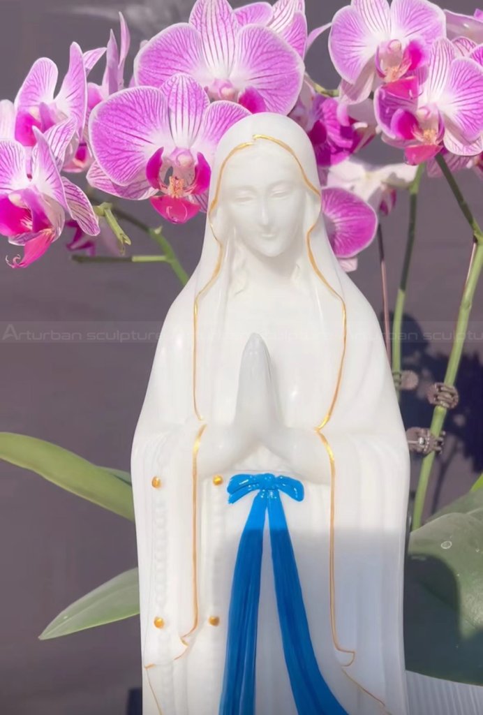 White-marble-statue-with-gold-accents2