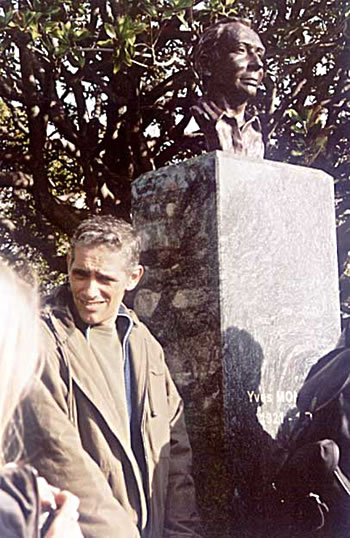 Bruno Catalano beside Yves Montand bust