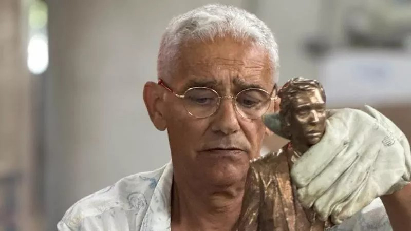 Sculptor-Bruno-Catalano-refining-bronze-traveler-sculpture-detail2