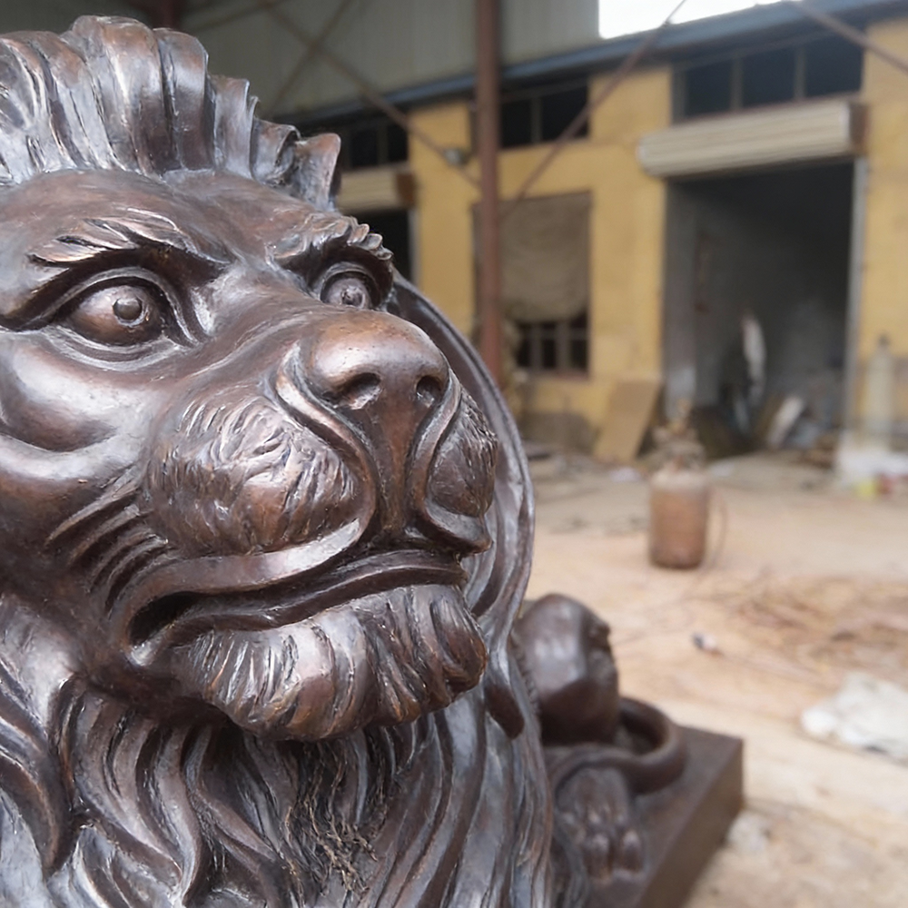 Outdoor Entrance Lion bronze Statue head detail