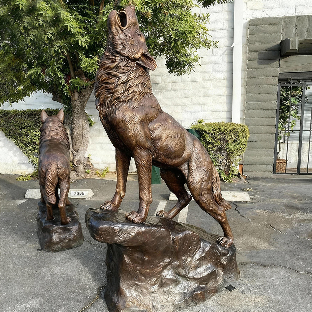 realistic bronze Howling Wolf Sculpture detail