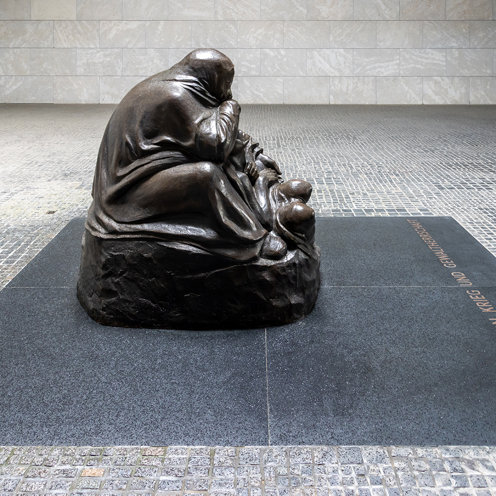 7 (2) Neue Wache military statues mourning