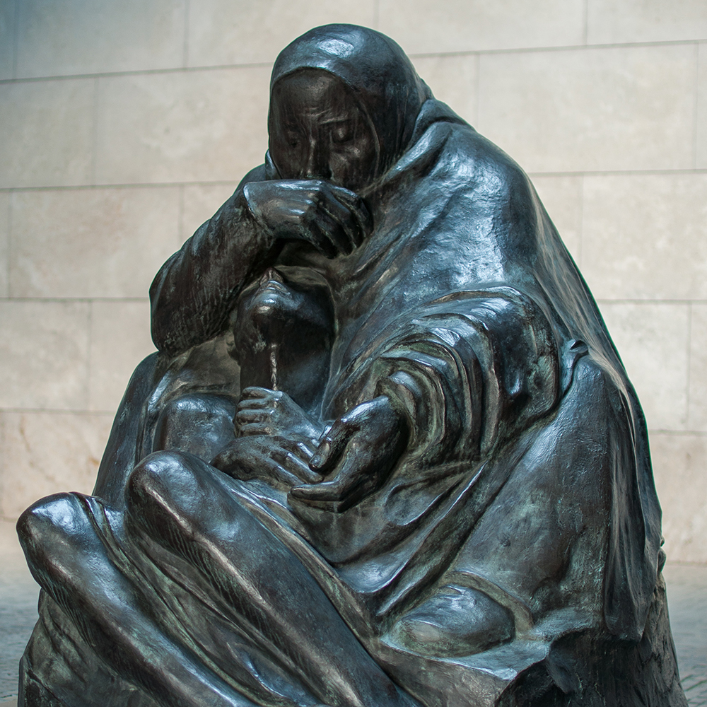 7 (3) Neue Wache grief mother child statue