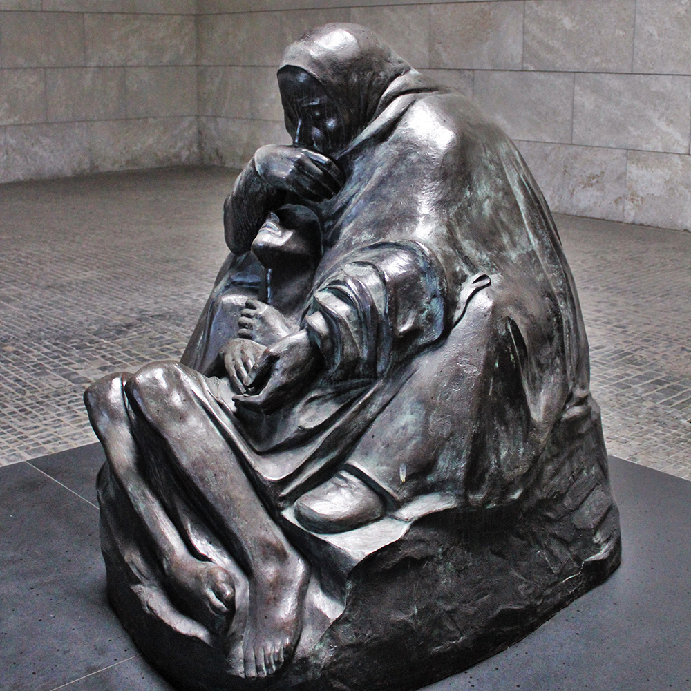 7 (4) Neue Wache military statues sorrow