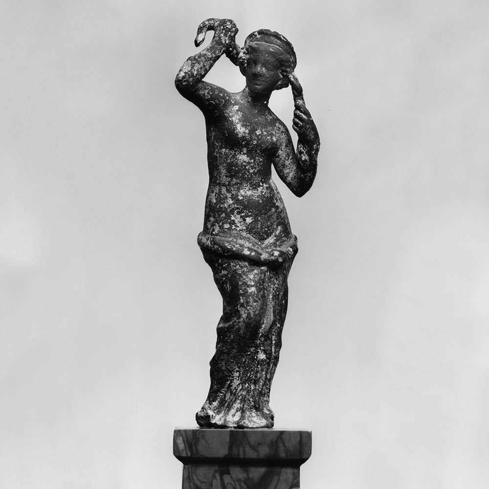 Aphrodite Anadyomene statue wringing wet hair