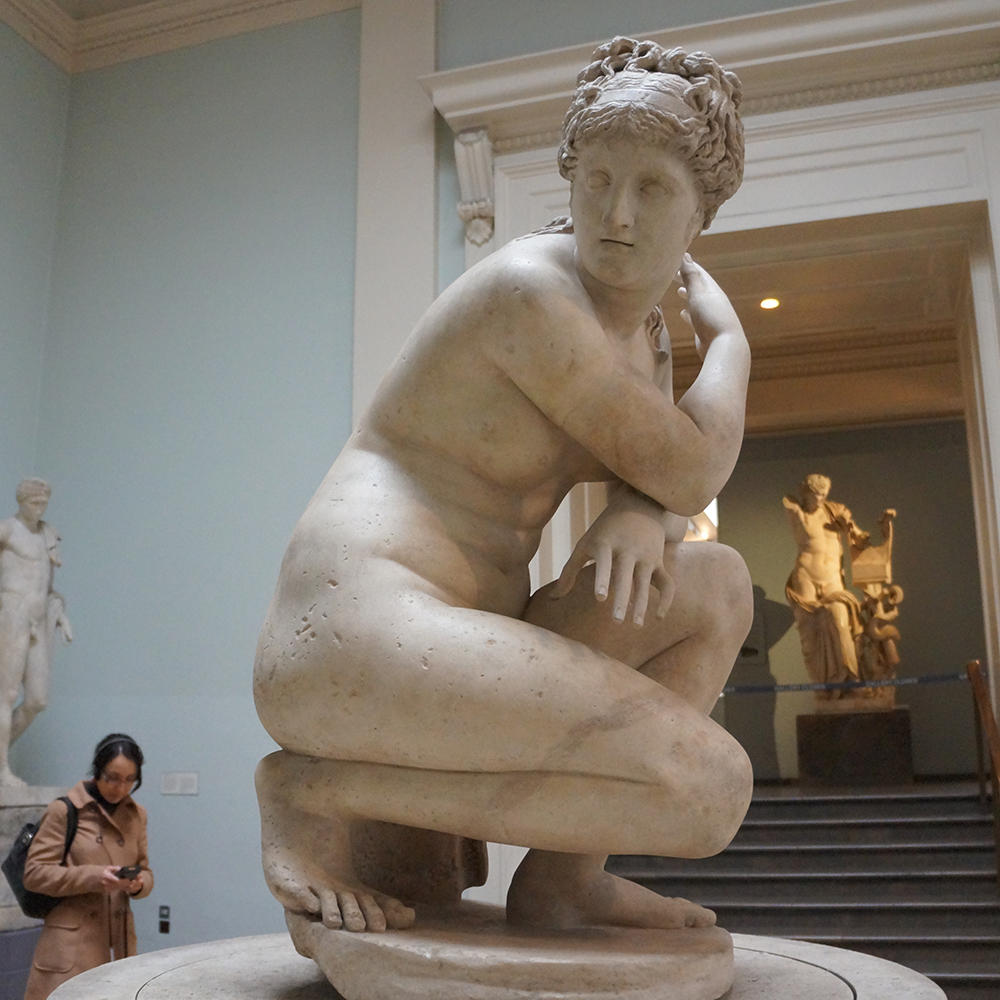 Crouching Venus marble crouched pose