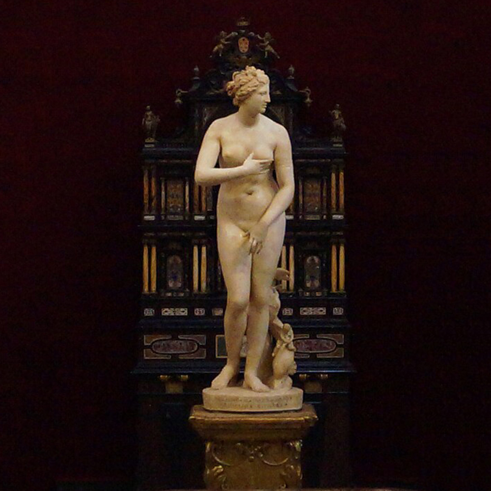 Venus de Medici marble museum display