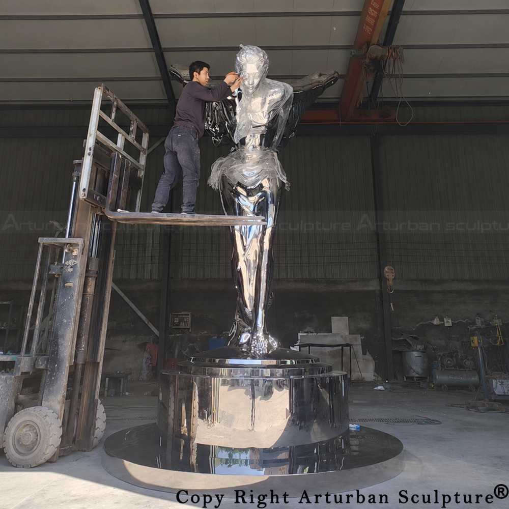 6 Factory inspection of mirror stainless steel sculpture