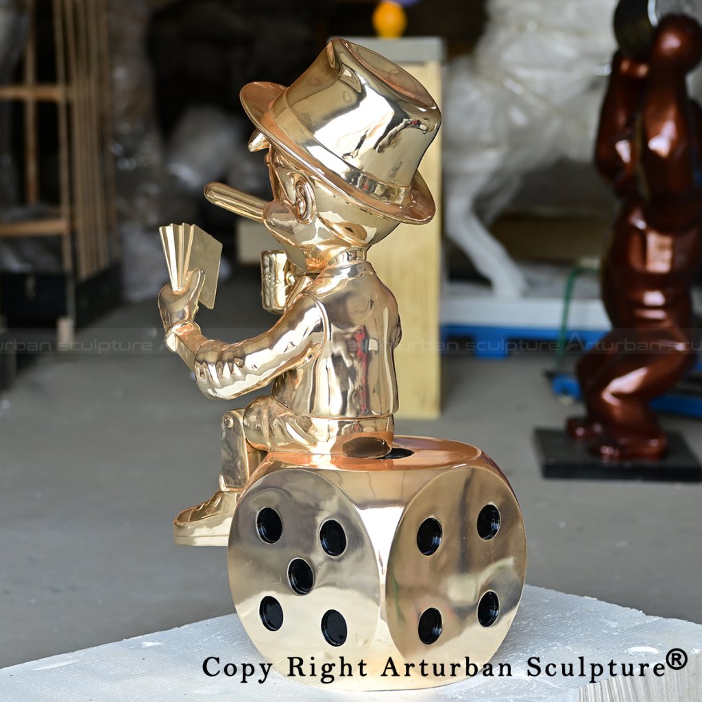 5 golden Pinocchio holding playing cards