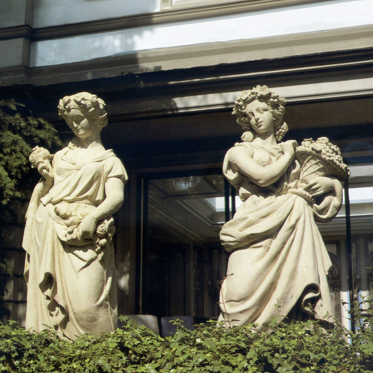 marble Flora Goddess Statue with flowers