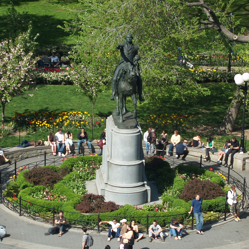 Bronze George Washington statue raising hand on horseback