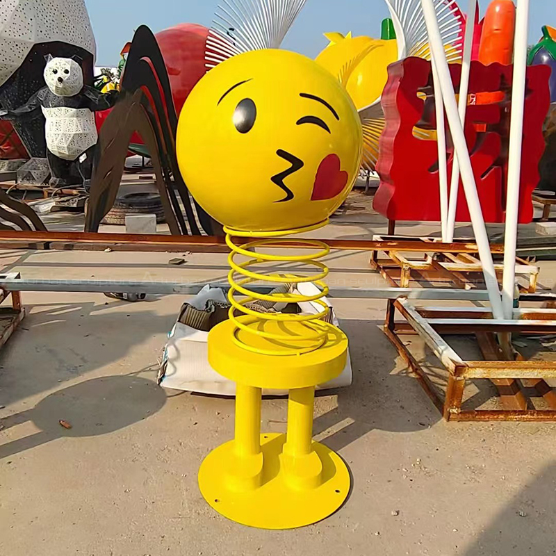 Kissing Smiley Face Statue with steel spring
