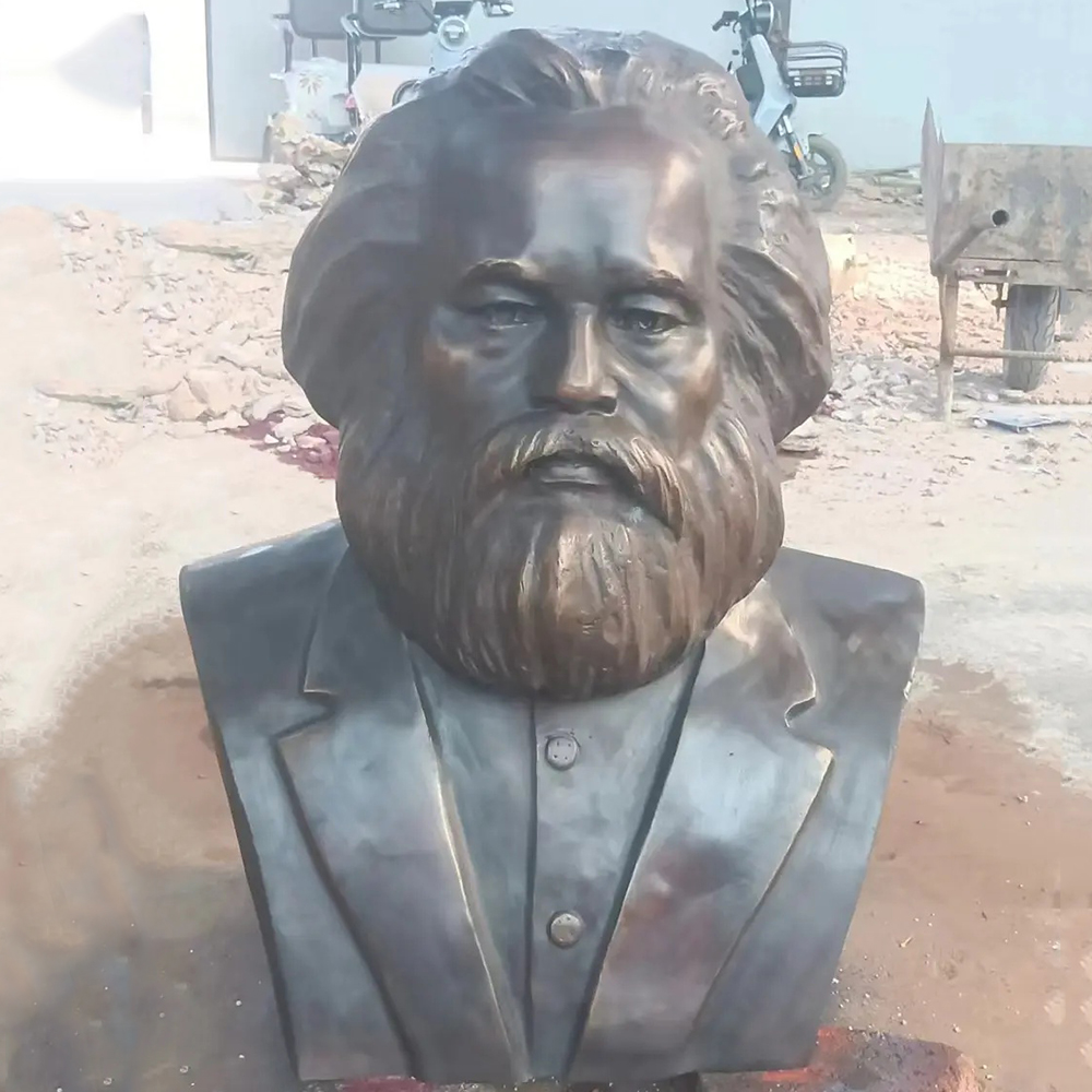Bronze Marx Busto with detailed facial features