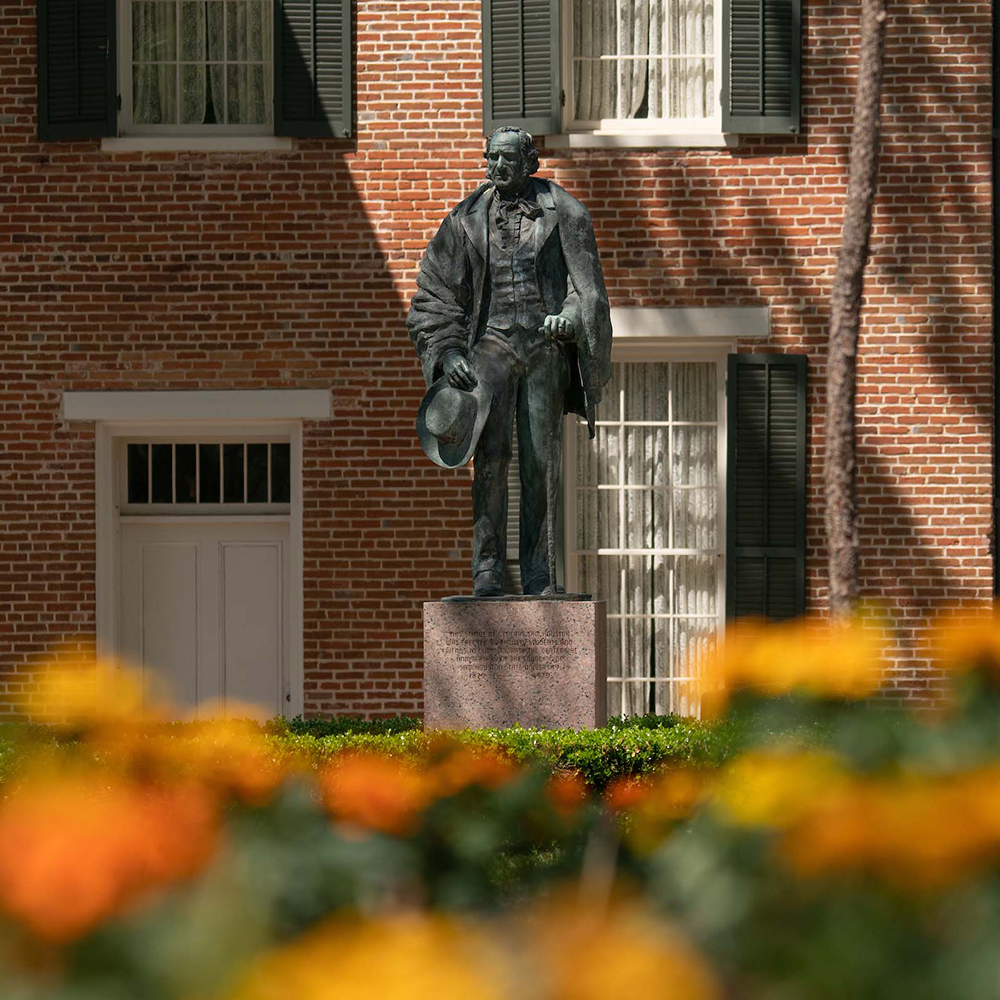 Bronze Sam Houston holding hat and cane
