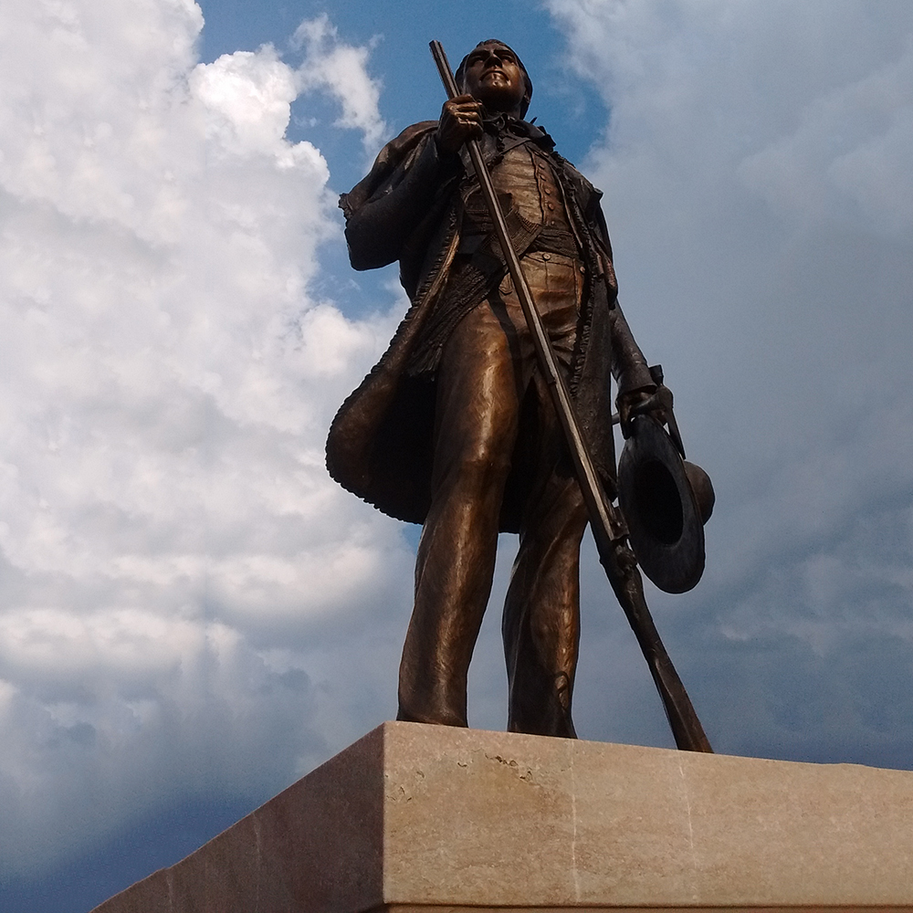 Bronze-Sam-Houston-statue-holding-rifle-and-hat
